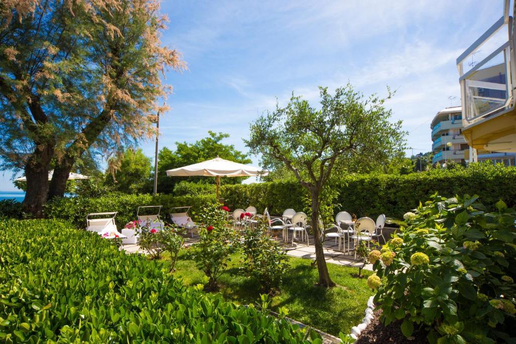 Hotel Adler Gabicce Mare Bagian luar foto